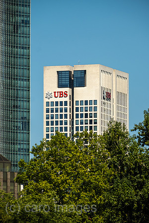 Deutschland, Frankfurt am Main - Opernturm, Hauptquartier der UBS Europe SE im Bankenviertel, Blick ueber den Main