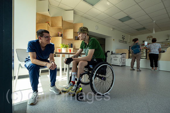 Ukraine, Lwiw - Reha-Zentrum UNBROKEN, spezialisiert auf Therapie von Kriegsverletzungen und Anpassungen von Prothesen, Veteran im Gespraech mit seinem Physiotherapeut