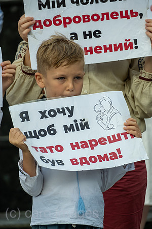 Ukraine, Lwiw - Soldatenfrauen und ihre Kinder demonstrieren am Unabhaengigkeitstag fuer die Heimkehr ihrer Maenner und Vaeter von der Front