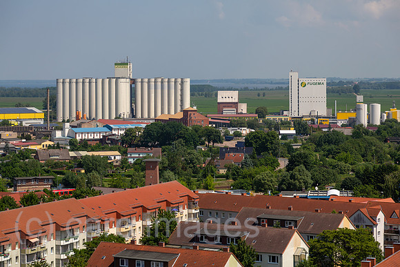 Deutschland, Malchin - Blick von der St. Johanniskirche Malchin auf die Provinzstadt, hinten Silos der FUGEMA Futtermittel- + Getreidehandelsgesellschaft mbH