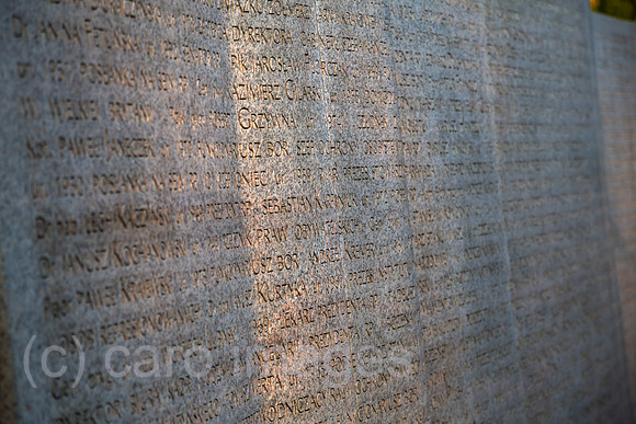 Polen, Warschau - Mahnmal und Grabstaette fuer die Opfer des Crash des polnischen Regierungsflugzeugs im russischen Smolensk am 10.4.2010, Powazki Militaerfriedhof (Cmentarz Wojskowy)