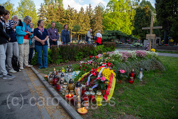 Polen, Warschau - KOD-Aktivisten am Grab des polnischen Intellektuellen und Politikers Wladyslaw Bartoszewski (1922-2015) auf dem Powazki Militaerfriedhof (Cmentarz Wojskowy)