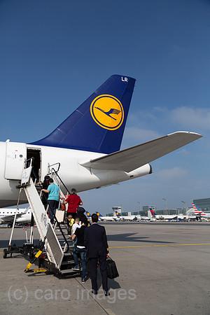 Deutschland, Frankfurt/Main - Passagiere beim Einstieg am Flughafen Frankfurt