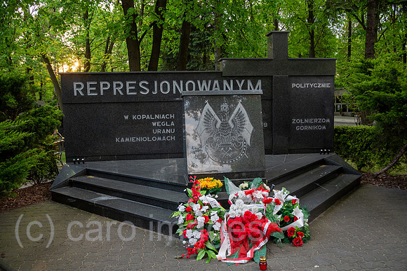 Polen, Warschau - Mahnmal fuer die Zwangsarbeiter-Soldaten in den Uranminen in der VR Polen, Powazki Militaerfriedhof (Cmentarz Wojskowy)