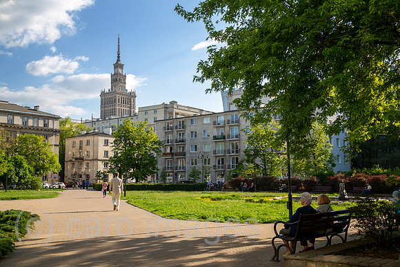 Polen, Warschau - Platz in der Stadtmitte (srod-miescie), hinten der ungeliebte Kulturpalast aus der Stalinzeit