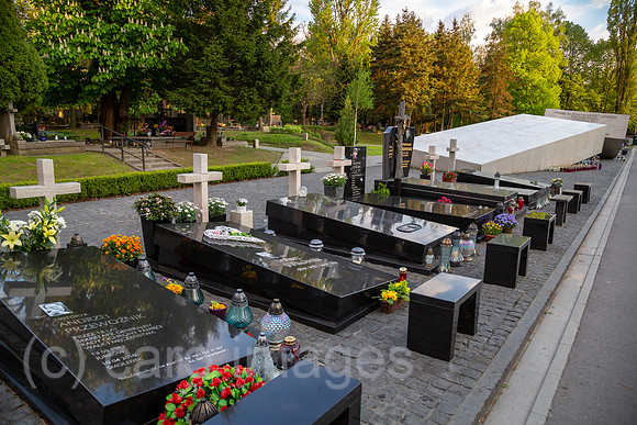 Polen, Warschau - Mahnmal und Grabstaette fuer die Opfer des Crash des polnischen Regierungsflugzeugs im russischen Smolensk am 10.4.2010, Powazki Militaerfriedhof (Cmentarz Wojskowy)