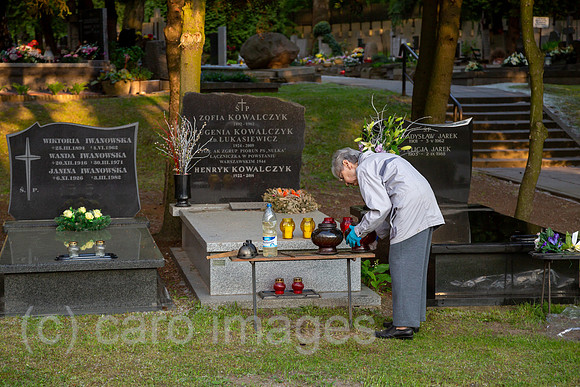 Polen, Warschau - Angehoerige bei der Grabpflege auf dem Powazki Militaerfriedhof (Cmentarz Wojskowy)