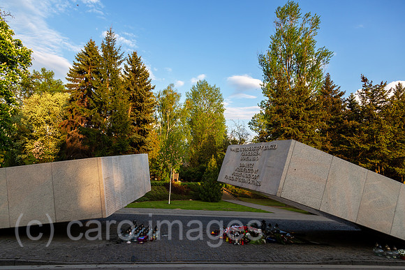 Polen, Warschau - Mahnmal und Grabstaette fuer die Opfer des Crash des polnischen Regierungsflugzeugs im russischen Smolensk am 10.4.2010, Powazki Militaerfriedhof (Cmentarz Wojskowy)