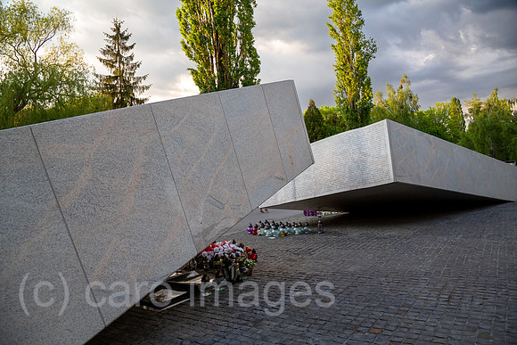 Polen, Warschau - Mahnmal und Grabstaette fuer die Opfer des Crash des polnischen Regierungsflugzeugs im russischen Smolensk am 10.4.2010, Powazki Militaerfriedhof (Cmentarz Wojskowy)