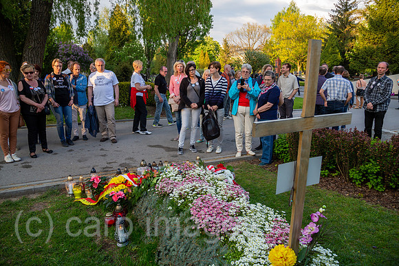 Polen, Warschau - KOD-Aktivisten am Grab des polnischen Intellektuellen und Politikers Wladyslaw Bartoszewski (1922-2015) auf dem Powazki Militaerfriedhof (Cmentarz Wojskowy)