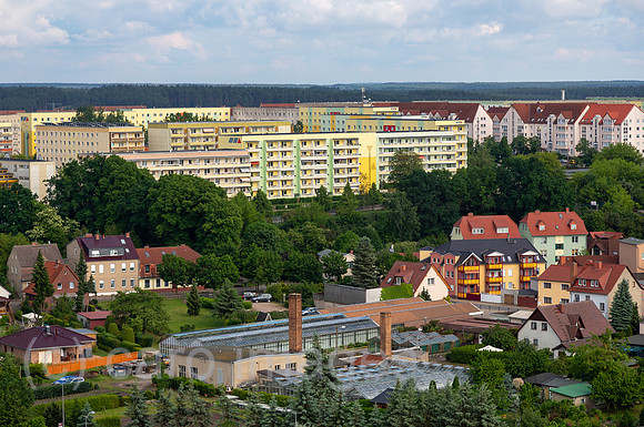 Deutschland, Waren (Mueritz) - Aussicht von der Marienkirche auf Wohnviertel mit bunten Plattenbauten