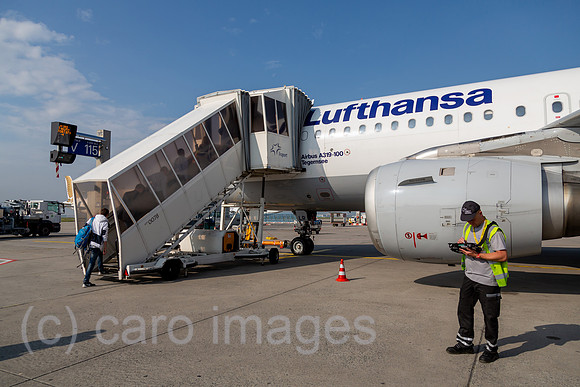 Deutschland, Frankfurt/Main - Passagiere beim Einstieg am Flughafen Frankfurt