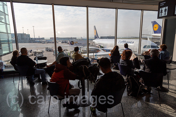 Deutschland, Frankfurt/Main - Passagiere warten auf ihren Weiterflug am Flughafen Frankfurt