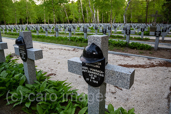 Polen, Warschau - Graeber polnischer Soldaten, die in letzten Gefechten fuer die Unabhaegigkeit Polens nach Ende des 1. Weltkriegs fielen, Powazki Militaerfriedhof (Cmentarz Wojskowy)