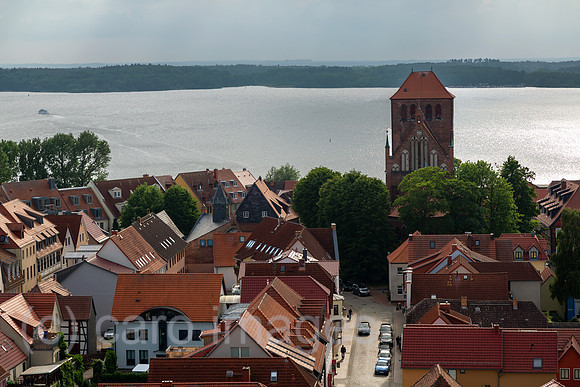 Deutschland, Waren (Mueritz) - Aussicht von der Marienkirche auf Wohnviertel an der Mueritz, dem groessten See Deutschlands
