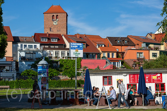 Deutschland, Waren (Mueritz) - Imbissbude mit Fisch am Rand der Altstadt