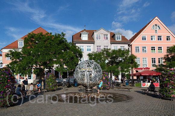 Deutschland, Waren (Mueritz) - Marktplatz mit Brunnen
