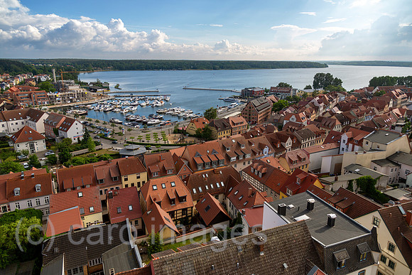 Deutschland, Waren (Mueritz) - Aussicht von der Marienkirche auf die Altstadt und die Mueritz, den groessten See Deutschlands
