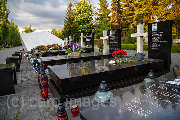 Polen, Warschau - Mahnmal und Grabstaette fuer die Opfer des Crash des polnischen Regierungsflugzeugs im russischen Smolensk am 10.4.2010, Powazki Militaerfriedhof (Cmentarz Wojskowy)