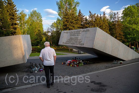 Polen, Warschau - Mahnmal und Grabstaette fuer die Opfer des Crash des polnischen Regierungsflugzeugs im russischen Smolensk am 10.4.2010, Powazki Militaerfriedhof (Cmentarz Wojskowy)