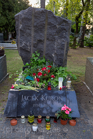 Polen, Warschau - Grab des Intellektuellen und Buergerrechtlers Jacek Kuron (1934-2004) auf dem Powazki Militaerfriedhof (Cmentarz Wojskowy)