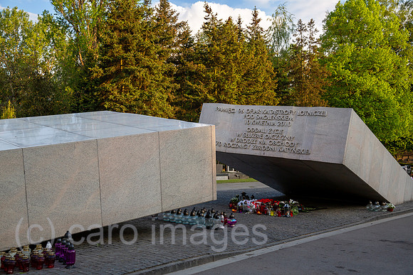 Polen, Warschau - Mahnmal und Grabstaette fuer die Opfer des Crash des polnischen Regierungsflugzeugs im russischen Smolensk am 10.4.2010, Powazki Militaerfriedhof (Cmentarz Wojskowy)