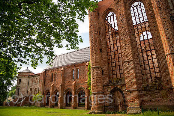 Deutschland, Dargun - Klosterkirche St. Marien, Kloster- und Schlossanlage der Stadt Dargun (Gruendung Zisterzienserkloster 1172, umgebaut 16. Jh.), heute Ruine und Veranstaltungsort fuer Openair-Kon