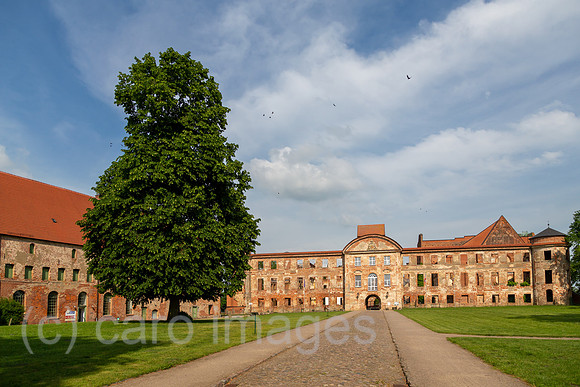 Deutschland, Dargun - Westfassade Kloster- und Schlossanlage der Stadt Dargun (Gruendung Zisterzienserkloster 1172, umgebaut 16. Jh.), heute Ruine und Veranstaltungsort fuer Openair-Konzerte