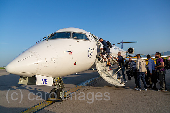 Kroatien, Zagreb - Franjo Tudman Airport Zagreb, Internationaler Flughafen der Hauptstadt, Passagiere steigen in Flugzeug der Lufthansa CityLine