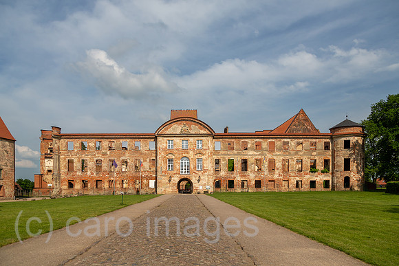 Deutschland, Dargun - Westfassade Kloster- und Schlossanlage der Stadt Dargun (Gruendung Zisterzienserkloster 1172, umgebaut 16. Jh.), heute Ruine und Veranstaltungsort fuer Openair-Konzerte