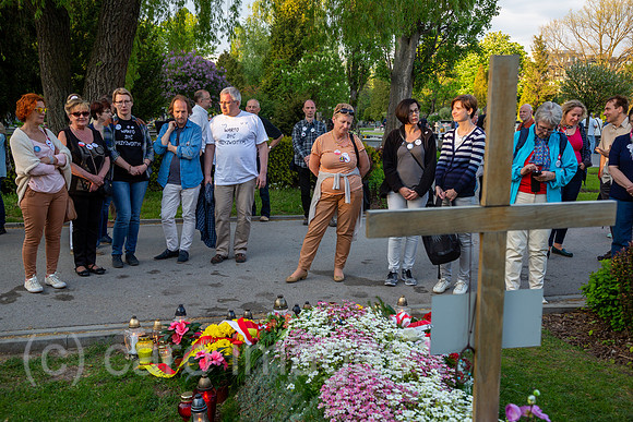 Polen, Warschau - KOD-Aktivisten am Grab des polnischen Intellektuellen und Politikers Wladyslaw Bartoszewski (1922-2015) auf dem Powazki Militaerfriedhof (Cmentarz Wojskowy)