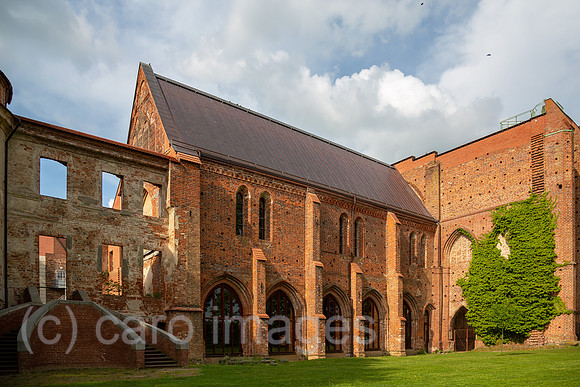 Deutschland, Dargun - Klosterkirche St. Marien, Kloster- und Schlossanlage der Stadt Dargun (Gruendung Zisterzienserkloster 1172, umgebaut 16. Jh.), heute Ruine und Veranstaltungsort fuer Openair-Kon