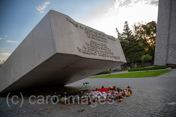 Polen, Warschau - Mahnmal und Grabstaette fuer die Opfer des Crash des polnischen Regierungsflugzeugs im russischen Smolensk am 10.4.2010, Powazki Militaerfriedhof (Cmentarz Wojskowy)