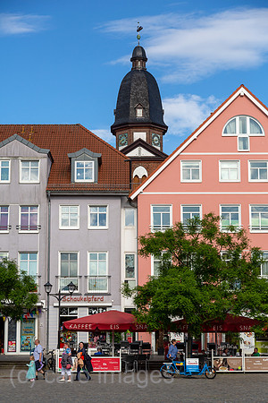 Deutschland, Waren (Mueritz) - Marktplatz, hinten Marienkirche