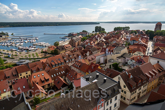 Deutschland, Waren (Mueritz) - Aussicht von der Marienkirche auf die Altstadt und die Mueritz, den groessten See Deutschlands