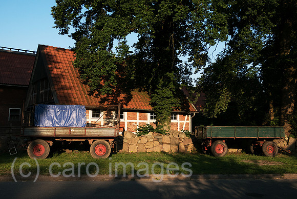 Deutschland, Heidenau - Anhaenger eines Landwirts geparkt am Wegesrand auf Dorfstrasse
