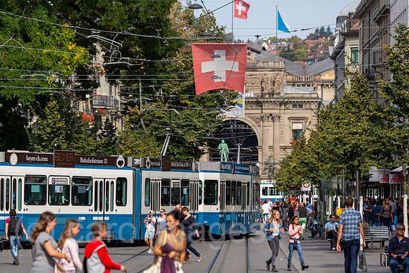 Schweiz, Zuerich - Blick Richtung Bahnhofsplatz mit dem Eíngangsportal von Zuerich Hauptbahnhof