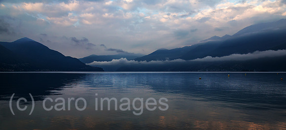Schweiz, Ascona - Herbstliche Stimmung in der Morgendaemmerung am Lago Maggiore