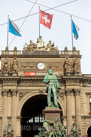 Schweiz, Zuerich - Eíngangsportal Zuerich Hauptbahnhof mit dem Denkmal von Alfred Escher (1819-1882, Schweizer Politiker und Eisenbahnunternehmer)