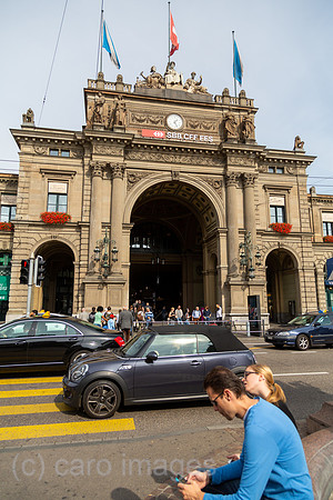 Schweiz, Zuerich - Verkehr vor dem Eíngangsportal Zuerich Hauptbahnhof