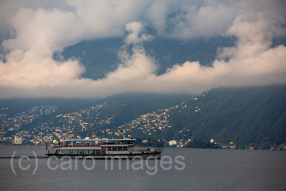 Schweiz, Ascona - Ausflugsdampfer, herbstliche Stimmung in der Morgendaemmerung am Lago Maggiore