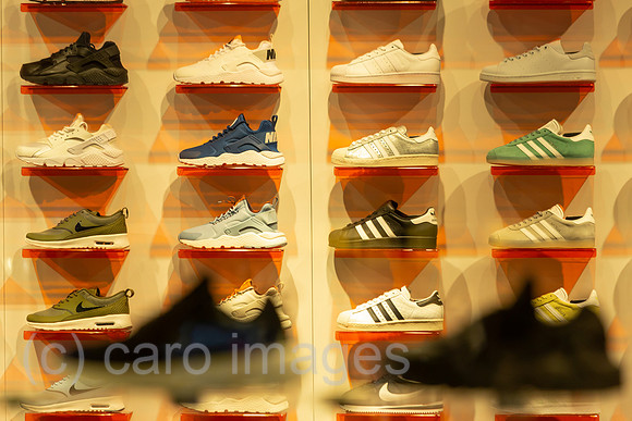 Schweiz, Zuerich - Blick durch Schaufenster einer Filiale der Handelskette snipes, Geschaeft fuer Sportschuhe und Streetwear