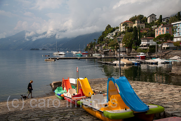 Schweiz, Ascona - Wasserrutschen auf Booten an der Uferpromenade am Lago Maggiore