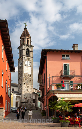 Schweiz, Ascona - Glockenturm der Kirche San Pietro e Paolo, gesehen aus Richtung der Uferpromenade am Lago Maggiore