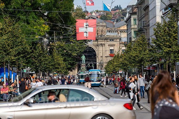 Schweiz, Zuerich - Blick Richtung Bahnhofsplatz mit dem Eíngangsportal von Zuerich Hauptbahnhof
