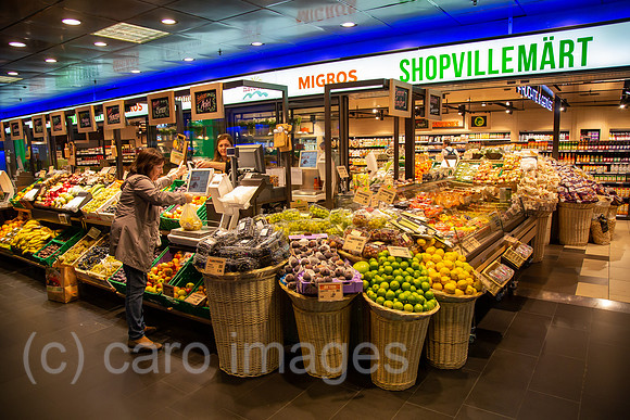 Schweiz, Zuerich - Migros Shopvillemaert im Untergrund vom Zuerich Hauptbahnhof