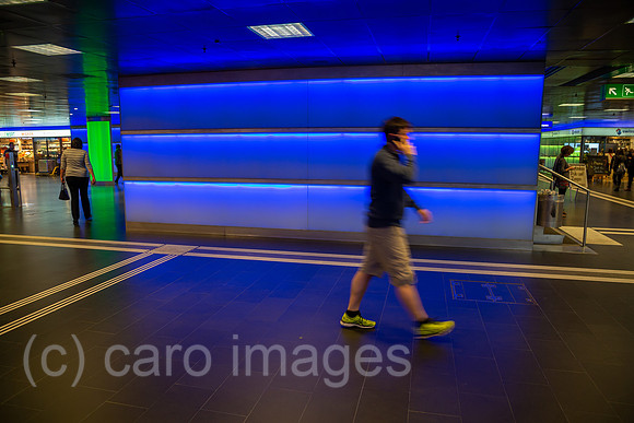 Schweiz, Zuerich - Passanten im Untergrund vom Zuerich Hauptbahnhof
