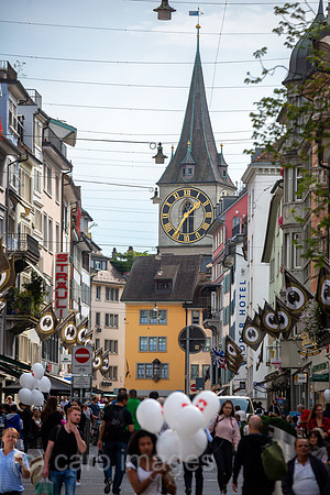 Schweiz, Zuerich - Fussgaengerzone in der City, hinten St. Peterskirche