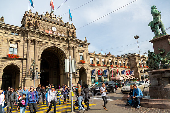 Schweiz, Zuerich - Fussganger vor dem Eíngangsportal Zuerich Hauptbahnhof