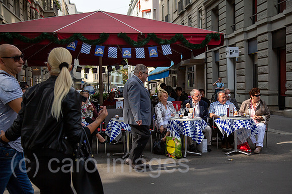 Schweiz, Zuerich - Fussgaenger und Strassencafe in der City